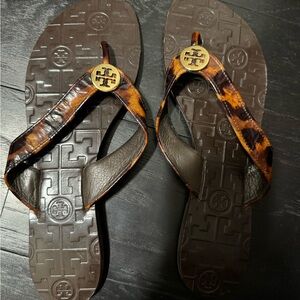 Tory Burch leather thong sandal. Leopard print . Size 8